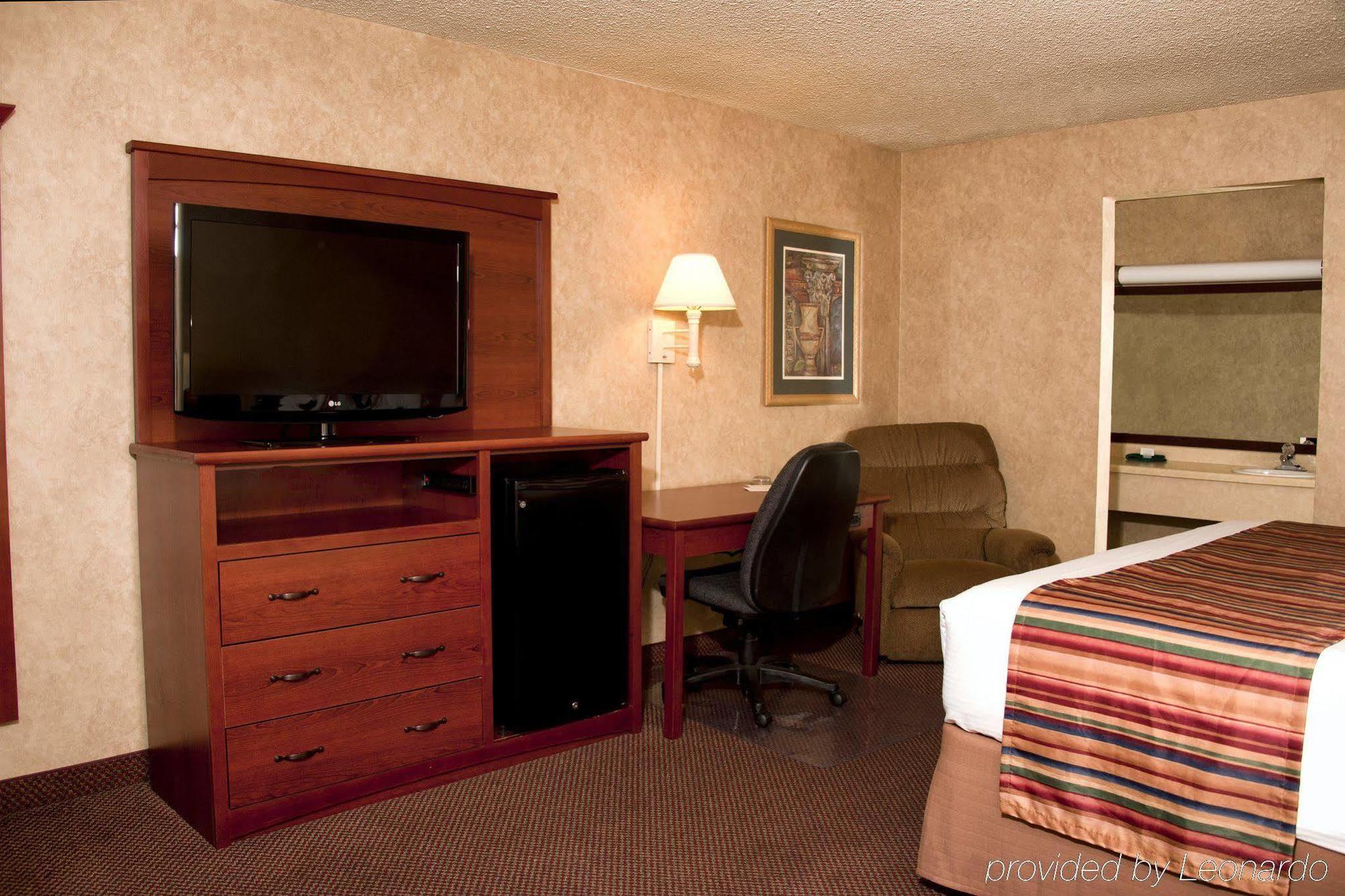 Best Western Sherwood Inn Clarksville Номер фото