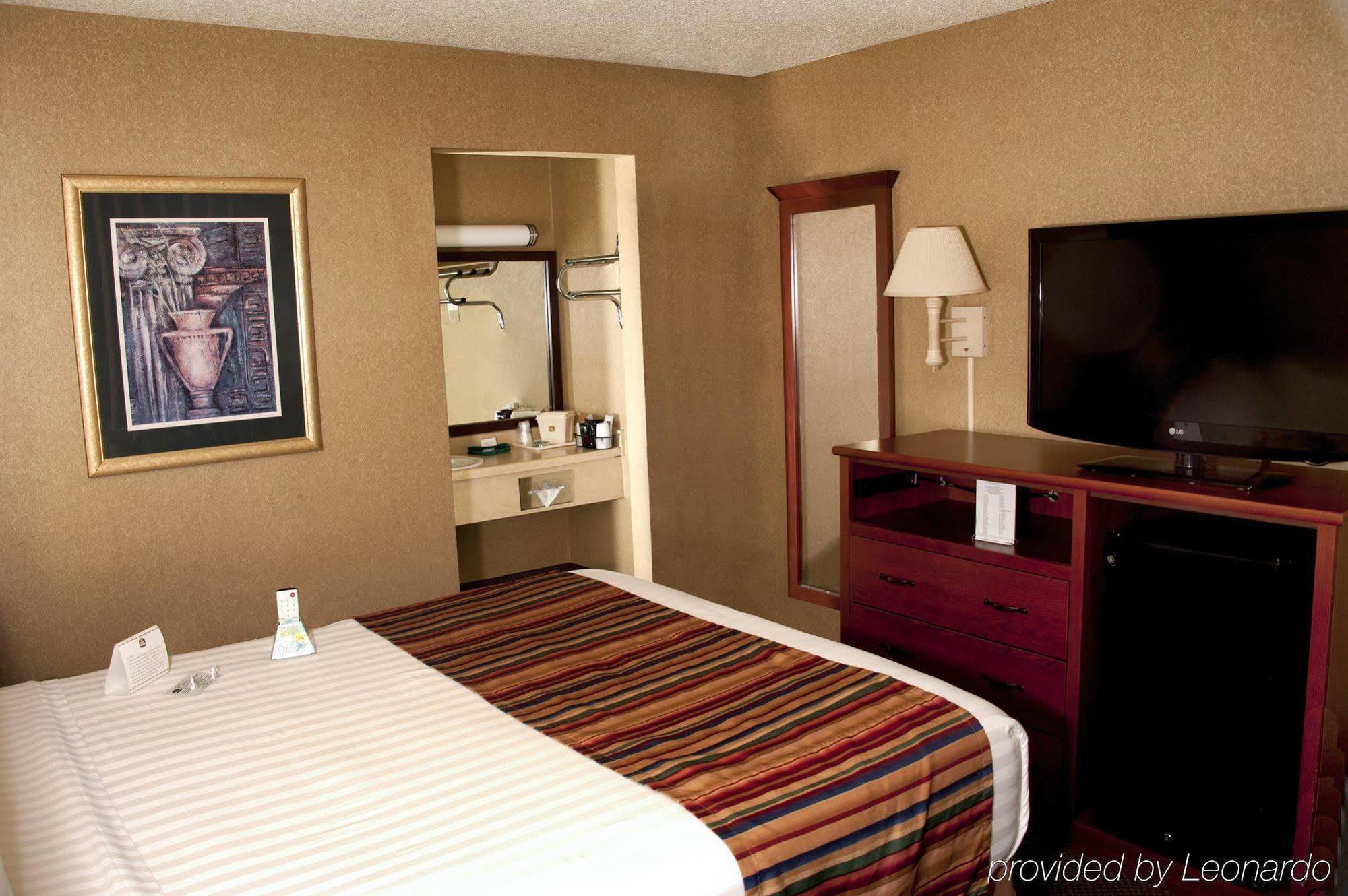 Best Western Sherwood Inn Clarksville Номер фото